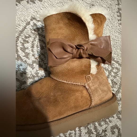 Ugg boots with bow, women’s sz 8 (used) chestnut color - Picture 3 of 8
